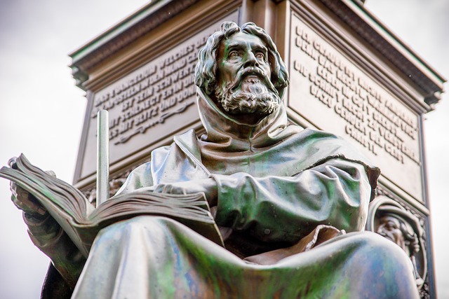 Statue eines lesenden Gelehrten
